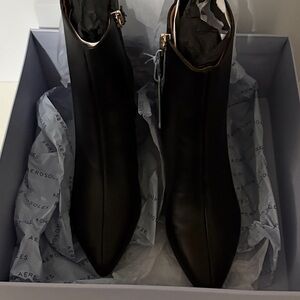 AEROSOLES Women's Sleek Black Ankle Booties